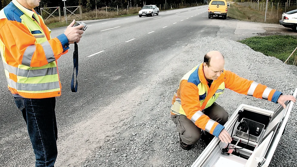 Kurt Johansson, arbetsledare vid Vägverket Produktion, och Björn Sandström, vägmästare, undersökte kameran efter sabotaget. 