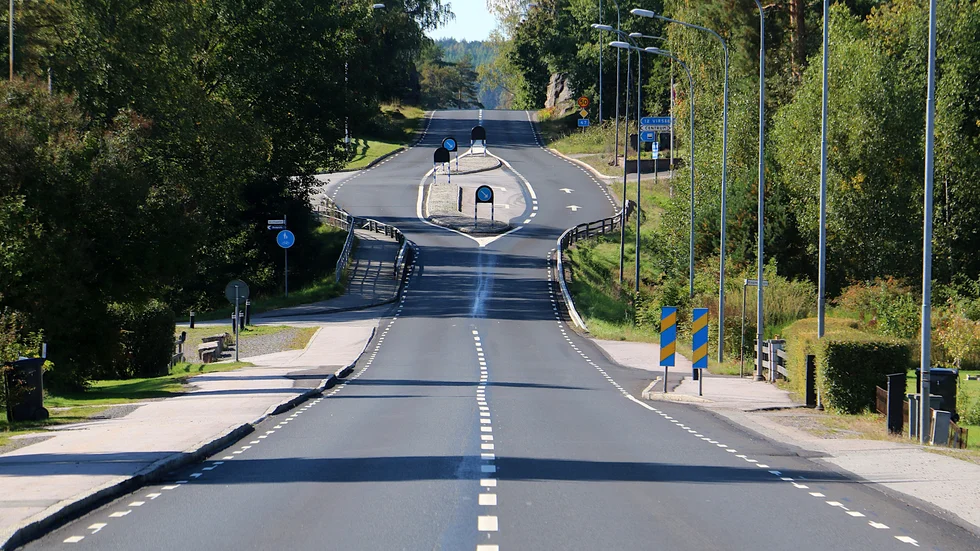 Det ser ut som om den gamla infarten till Järnforsen får hänga med ett tag till. Att bygga en ny skulle kosta för mycket, eftersom det då behövs en bro över Emån.