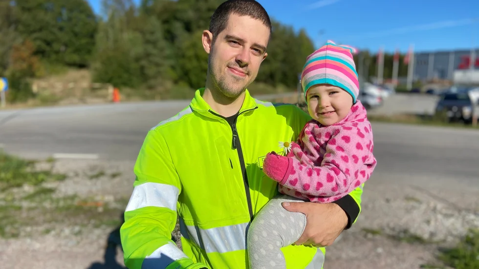 Sebastian Frölander och dottern Selma. "Det är jättebra och välbehövligt", säger Sebastian Frölander om att parkeringsvakter kommer bevaka e-handelsområdet.