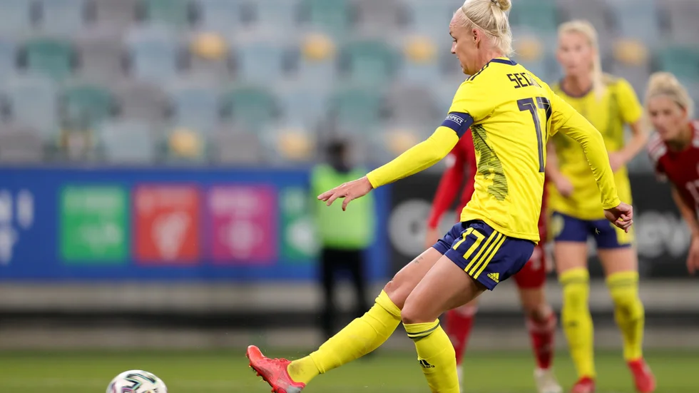 Caroline Seger blev tvåmålsskytt i Sveriges vinst mot Georgien. Ett av målen kom från straffpunkten.