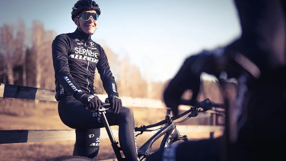 Dennis Wahlqvist under en paus under cykelturen fraån Haparanda till Västervik som han är ute på tillsammans med Adam Gustavsson och Loffe Broberg. 