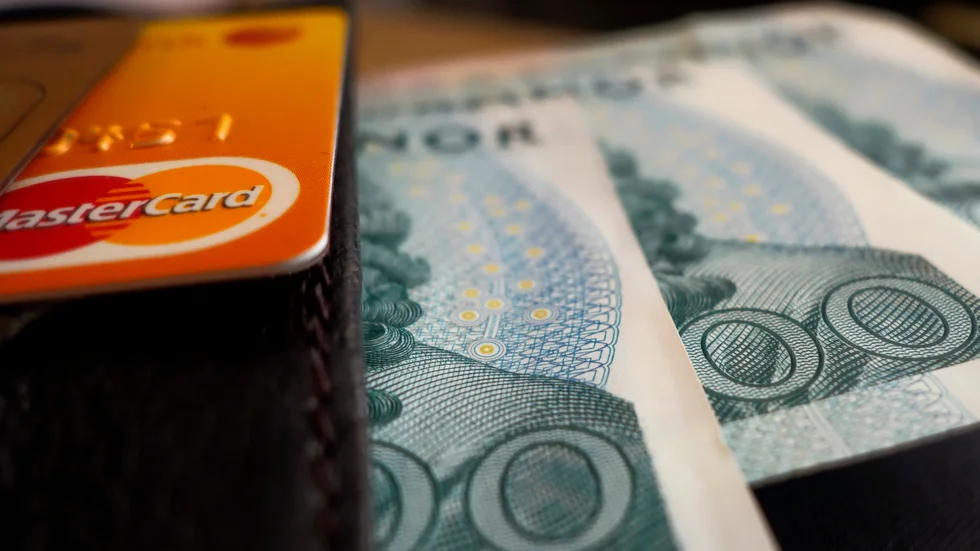 Banken borde kunna hindra utbetalningar till kortbedragare, skriver Olle Haeggström.