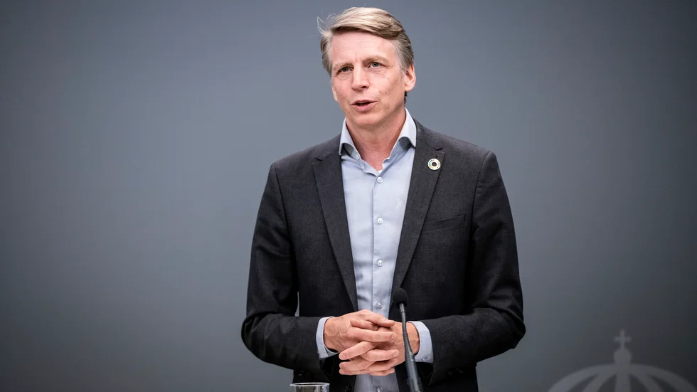 Redan i frågan om hur lagförslaget tagits fram menar lagrådet att regeringens agerande varit i strid med grundlagen.