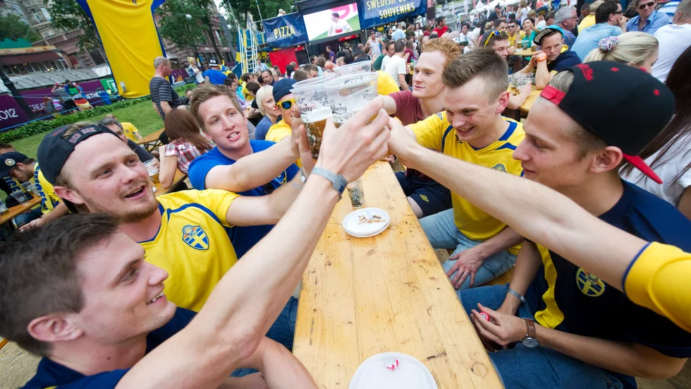 Det var länge sedan det var möjligt att sitta på en bar med vänner, öl och fotboll i ett. Imorgon kväll är det premiär för fotbolls-EM – vi listar ställena som sänder live.