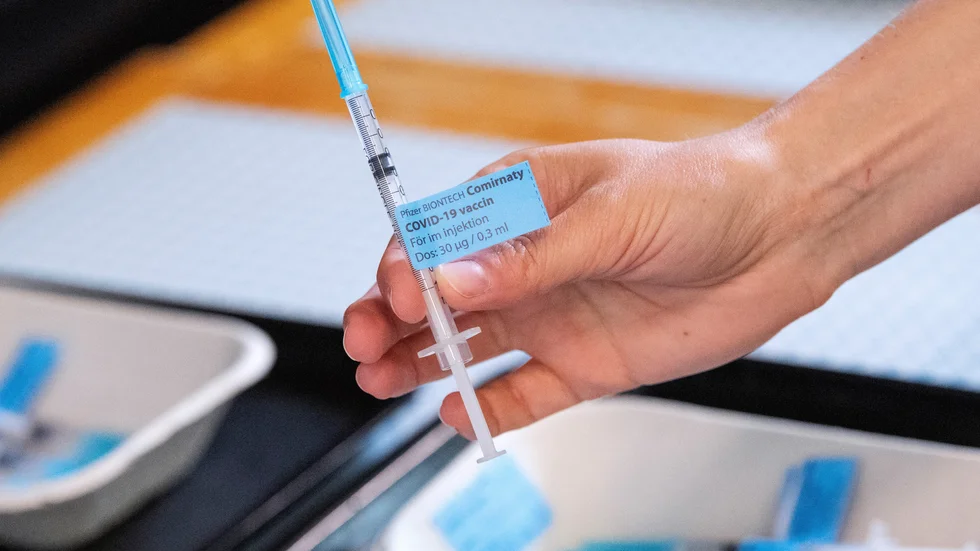 Pfizer rekommenderar att doserna ges med ett tre veckors intervall för sitt vaccin Comirnaty.