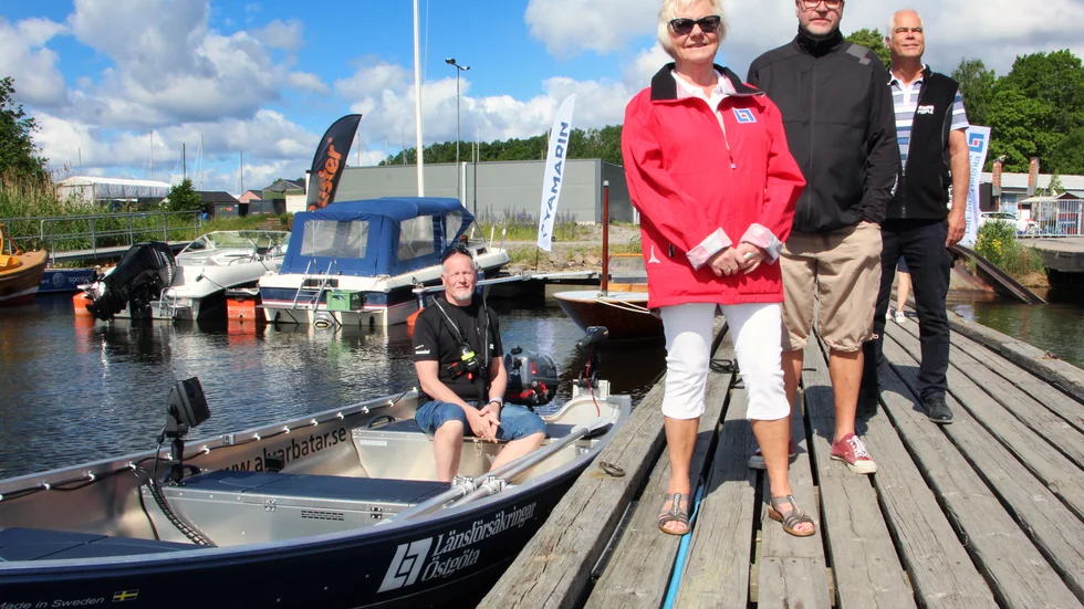 Högst på önskelistan. Nu är båten verklighet. Från vänster: Anders Bergström (i båten), Ewa Lindholtz, Länsförsäkringar Östgöta, Magnus Idebro, och Per Järmark, Missing People.