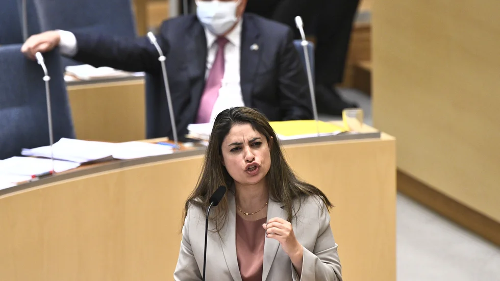 Vänsterpartiets Nooshi Dadgostar gick på attack i frågan om hyresutredningen i onsdagens partiledardebatt.