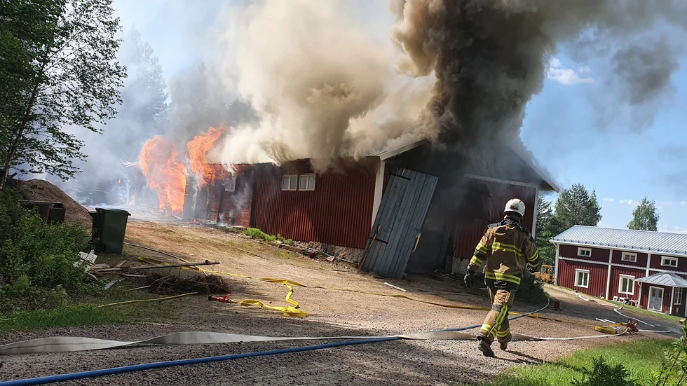 Vid 11.00 kom larmet, drygt en timme senare är nästan inget kvar av byggnaden.
