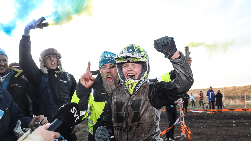 Matilda Huss jublar efter vinsten i Gotland Grand National i höstas. I helgen körde hon sin första tävling för sin nya klubb Göta MS och vann. 