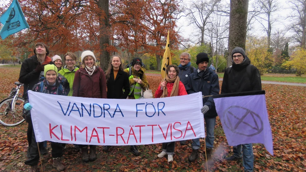 När Extinction Rebellion Uppsala värmde upp Engelska parken inför marschen mot Stockholm under onsdagen befann sig ett tiotal personer på platsen, dels personer som deltar i vandringen, dels lyckönskare.