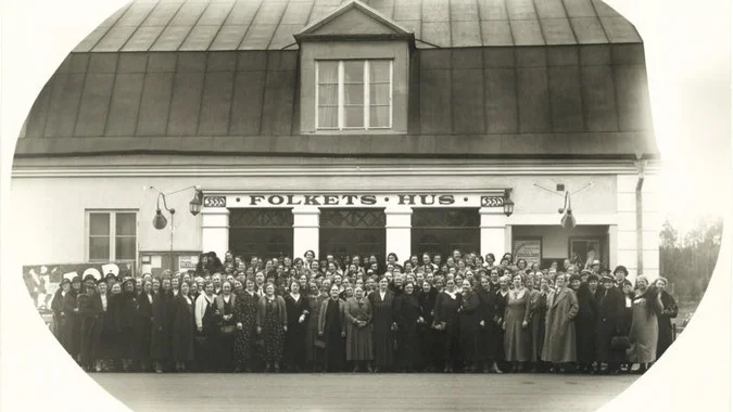 Alla kvinnor i Finspång, många i alla fall, samlade framför dåvarande Folkets Hus i Finspång, som var färdigt 1923,