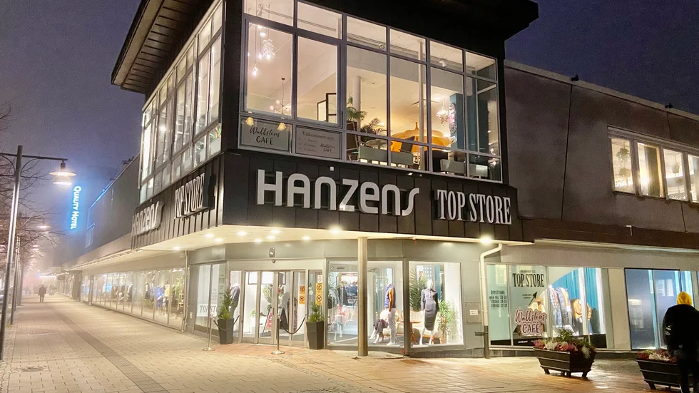 Hanzens i Luleå utsattes för en klädstöld där värdet uppgick till cirka 10 000 kronor. Stölden filmades av övervakningskameran.