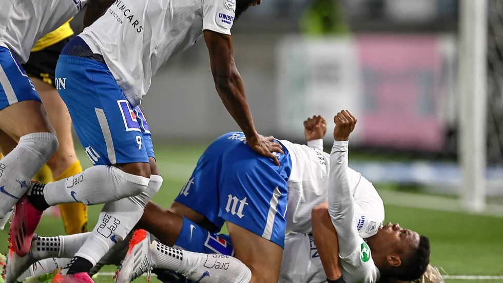 Lyckligt IFK-slut på dramat. Samuel Adegbenro, Ishaq Adbulrazaq, Jonathan Levi och resten av IFK släpper loss känslorna efter segermålet mot Elfsborg.