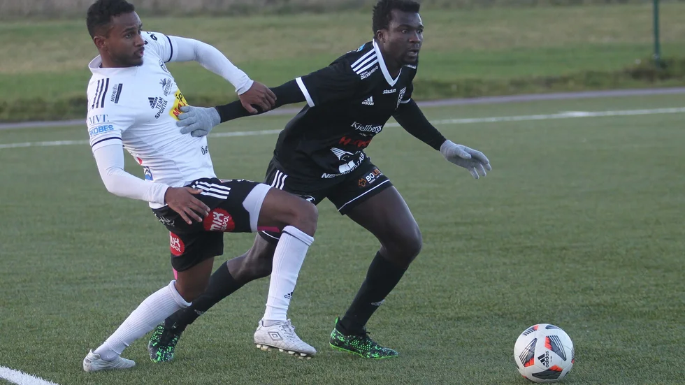 Det var många som förtjänade poäng i Motala AIF:s betygsliga. Nabil Osman gick in från start på ett bra sätt och belönas med en poäng. Här i närkamp med Alige Barrow.