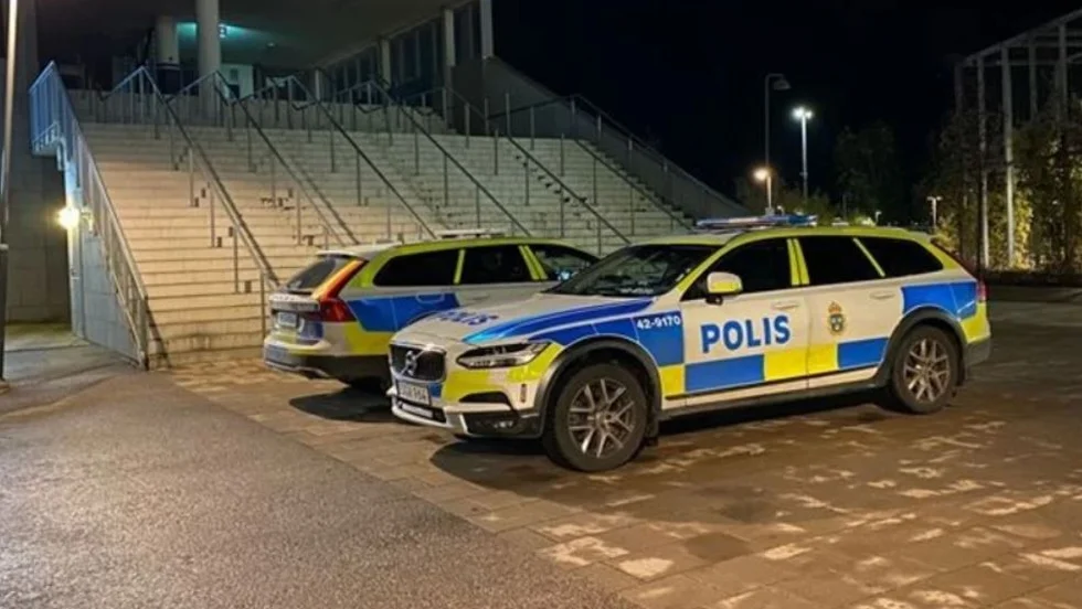 Polisen har ännu inte gripit den man i 20-årsåldern som misstänks ha skjutit en 17-årig pojke i huvudet vid Linköpings arena. 