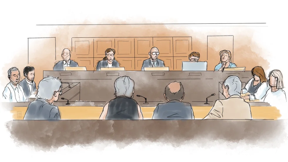 Tingsrätten flyttar verksamheten till Albanien i två veckor. Åtalade Hamid Noury blir däremot kvar i Stockholm. Illustration från rättssalen 10 augusti.