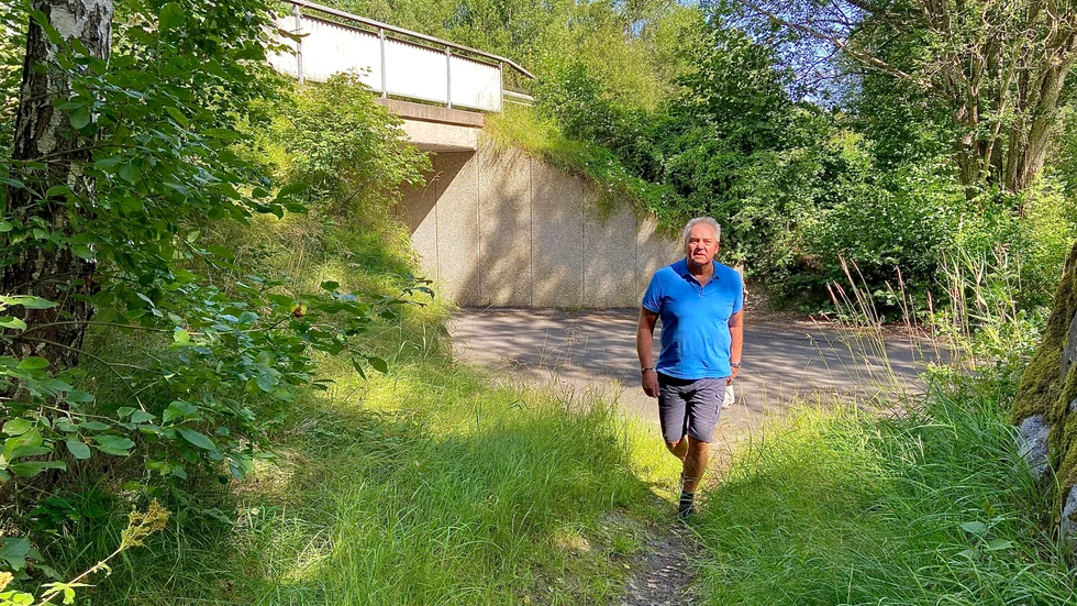Peter Pettersson, boende på Sjöbackestigen, visar upp den skogsdunge i Danvik där det kan komma att byggas ett lägenhetshus.