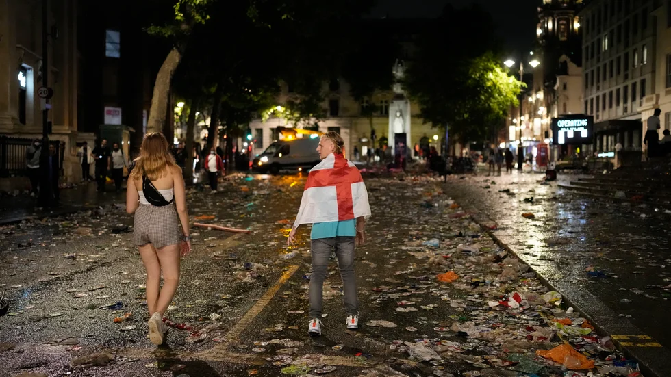 Två engelska supportrar vandrar hemåt i London.