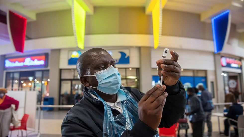 En sjukvårdare förbereder en vaccindos i sydafrikanska Hammanskraal den 6 juli. Landet brottas med en tredje virusvåg.