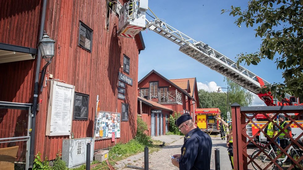 Brandmännen fick bryta upp fasaden för att släcka branden på Kajplats 2.