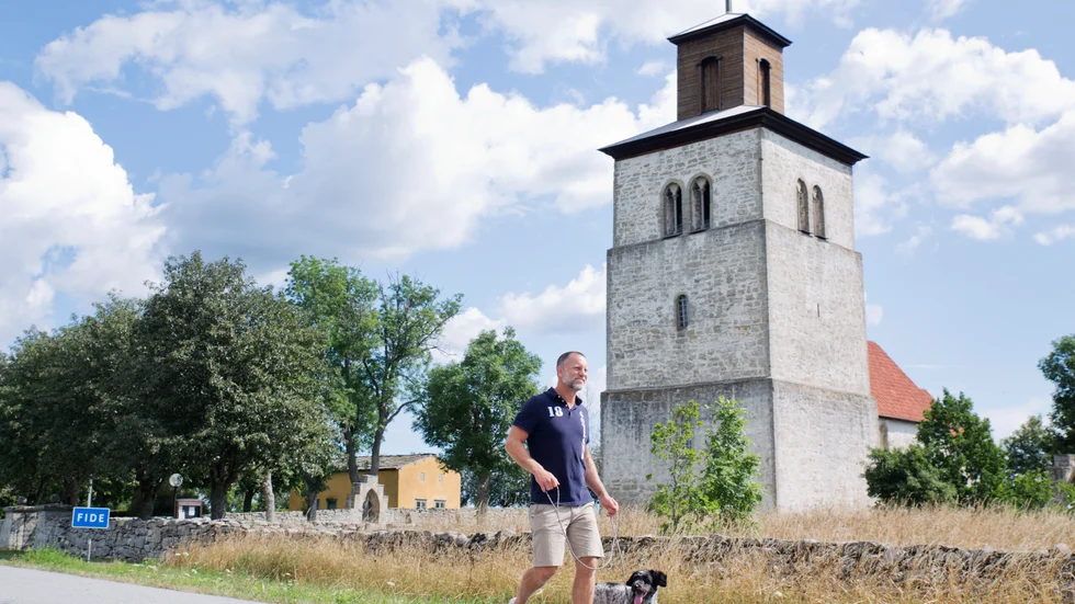 Peter Jihde börjar sin hundpromenad vid Fide kyrka, därefter till Fide prästänge och Kärleksstigen.