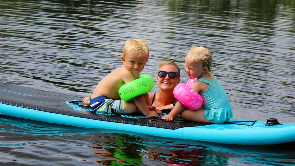 Treåriga Oscar Foss Fernheden är en inbiten SUP-fantast och brukar följa med mamma, Angelica Foss, ut på fisksafari. För tvååriga Iris Fernheden är det första gången på en SUP.