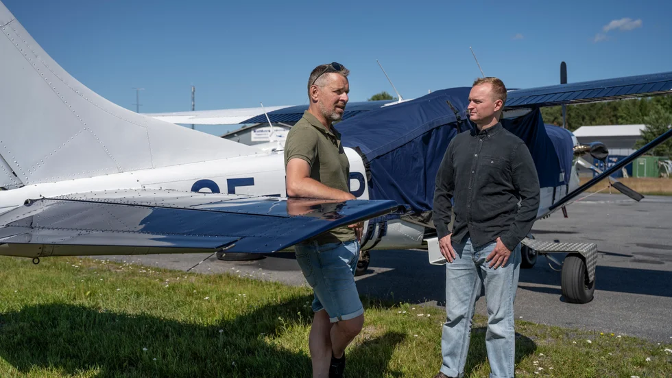 "Nu rivs såren upp igen", säger Johan Hellström, chefsinstruktör på Umeå fallskärmsklubb och Felix Sjödin.