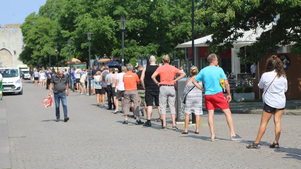 "Kön till systembolaget är konstant dygnet runt. Turister tar fler bilder på den än på Ringmuren", menar My Dahlström, som jobbar i en av butikerna som kön stäcker sig förbi. 