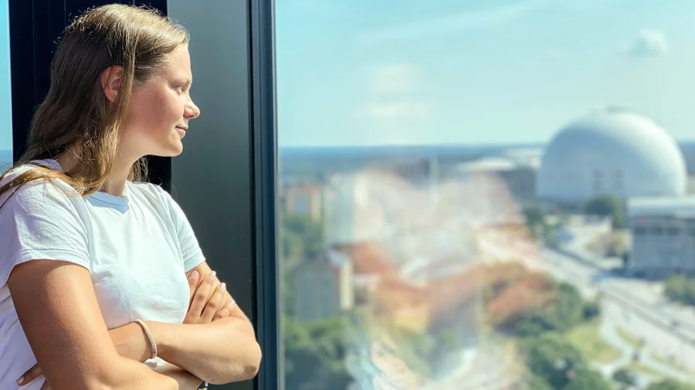 Rebecka Jansson blickar ut mot finalarenan Globen. 