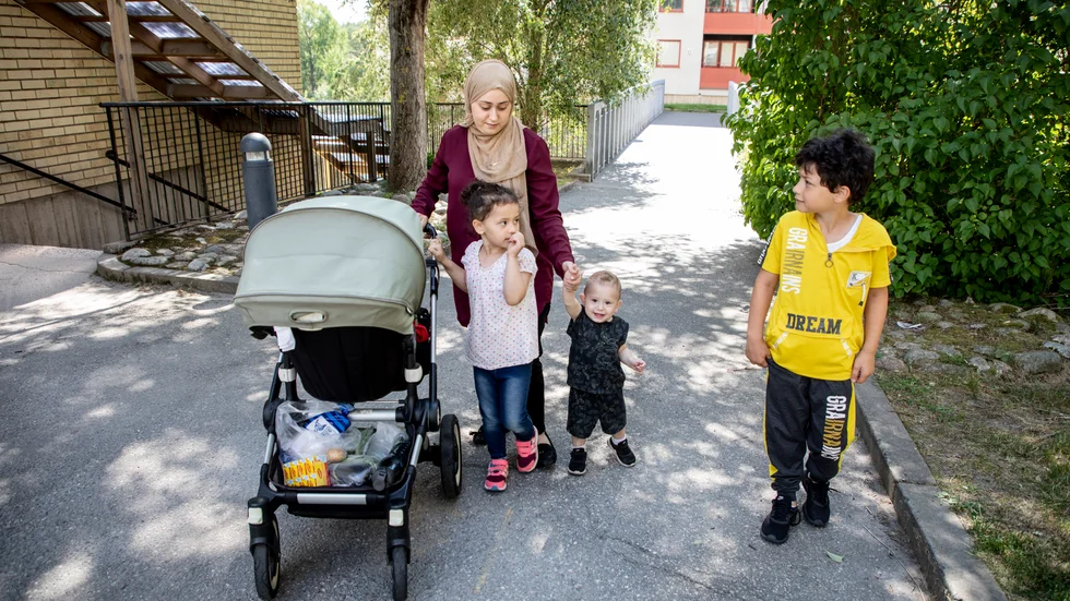 Småbarnsmamman Rawan med sina barn, åtta, fem och ett år, är orolig efter skottlossningen.