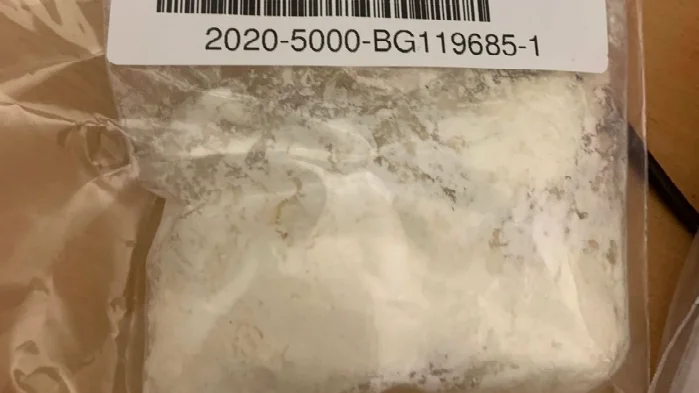 60-åringen stoppades av polismannen i Bureå – och i byxorna låg det nästan 50 gram amfetamin. Nu åtalas mannen för tre fall av narkotikabrott.