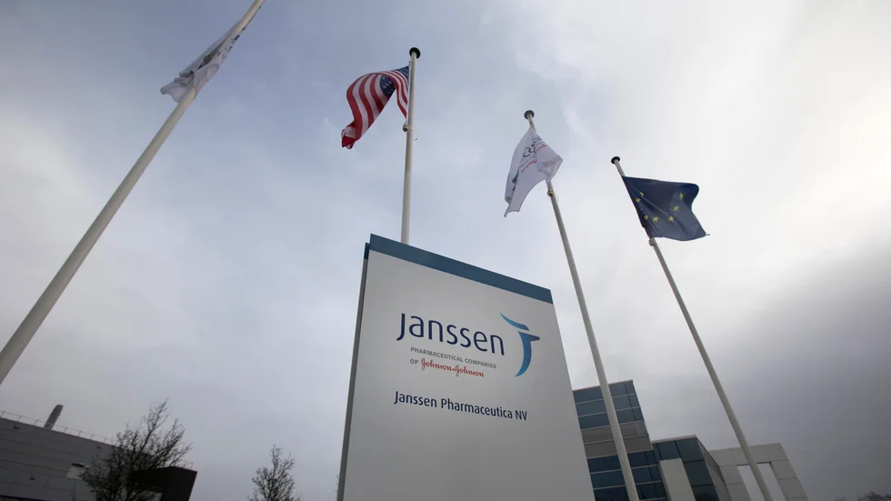 Flaggorna vajar i vinden utanför nederländska Janssens fabrik i Geel i Belgien. Bolagets covid-19-vaccin väntar nu på godkännande från läkemedelsmyndigheten EMA. Arkivfoto.