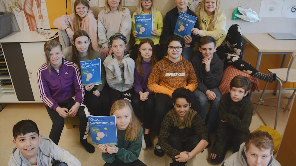 Hela redaktionen samlad. Klass fem på Södra Vi skola har jobbat i ett pilotprojekt där de gjort en egen tidning från idé till färdigt tryck.