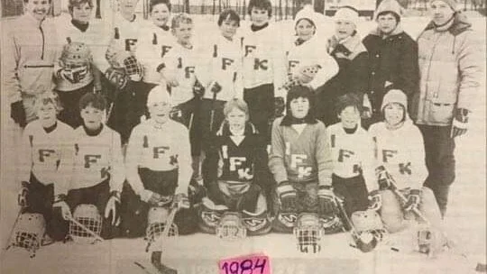 IFK Motalas 13-årslag 1984. Det var det året en A-lagsmatch, semifinalen mot Boltic, lockade över 8 000 åskådare till isstadion. I år fyller 13-åringarna 50 år och i december, när alla fyllt jämnt, ska det bli en reunion-match.