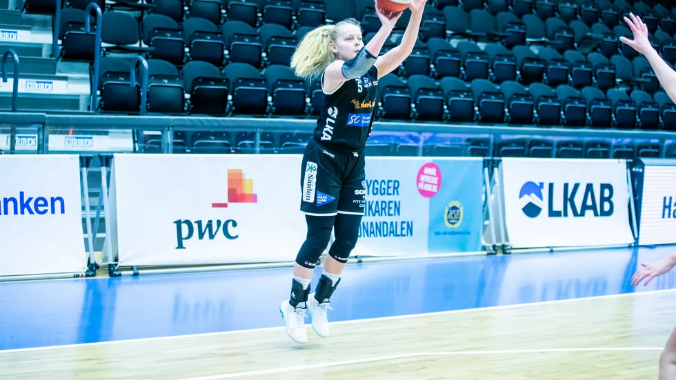 Moa Erlandsson blir kvar i Luleå Basket.