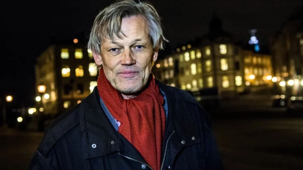 Göran Lambertz sitter häktad som misstänkt för våldtäkt. Han nekar till brott. 
