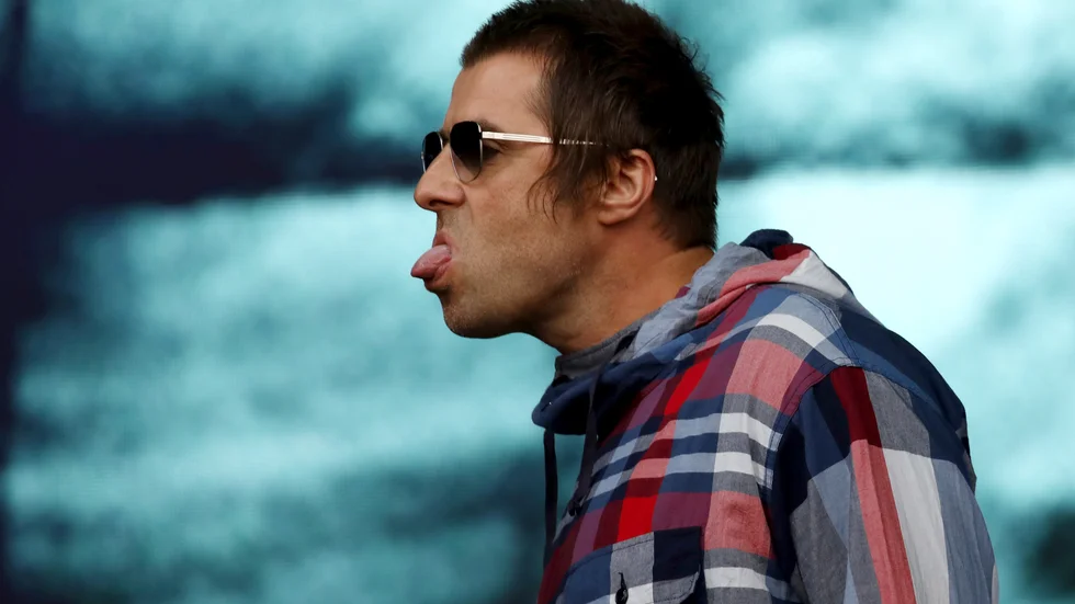 Liam Gallagher räcker ut tungan på Glastonburyfestivalen 2019. Arkivbild.