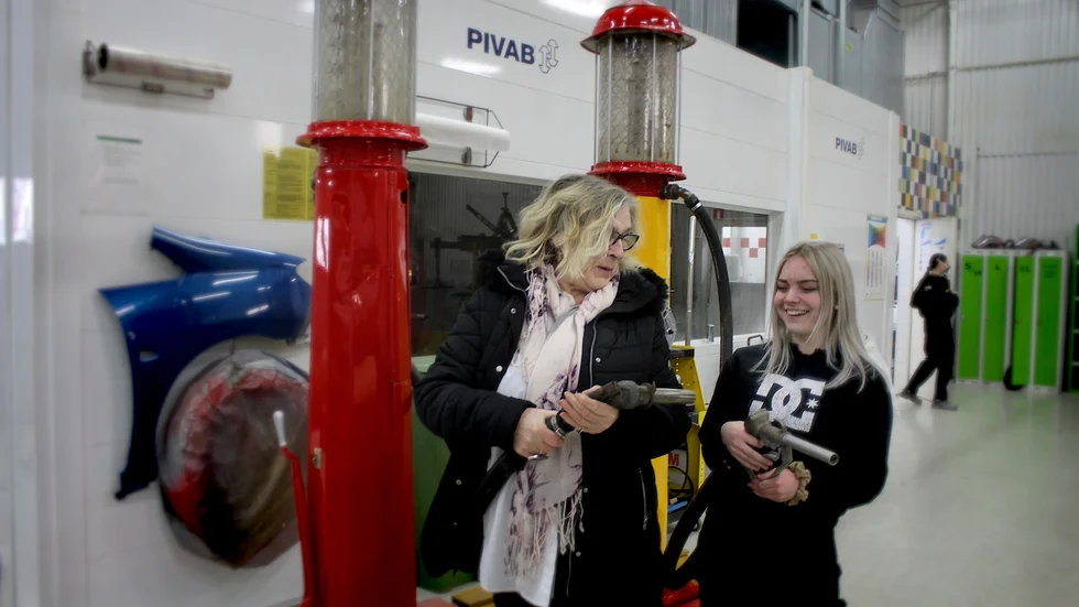Karine Andersson i Mjölby hembygdsförening är tacksam för att Bojo och eleven Melina Gustafsson renoverat och målat de båda 20-talspumparna.