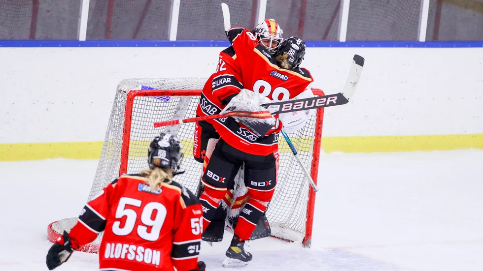Ronja Savolainen ger målvakten Sara Grahn en stor segerkram efter att finalplatsen blev klar under torsdagen.
