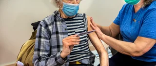 Massvaccinationen igång – Einar, 95, tidigt på plats