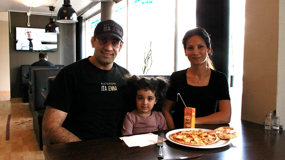 Sadegh Keshavarzi och Maryam Fadawi satsar på att expandera till gamla hemorten Älvsbyn. Dottern Joanna 2 år och 4 månader är med på tåget.