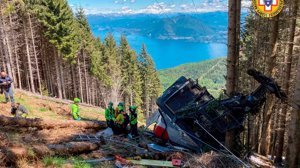 Minst 14 personer har omkommit i en linbaneolycka i Italien.