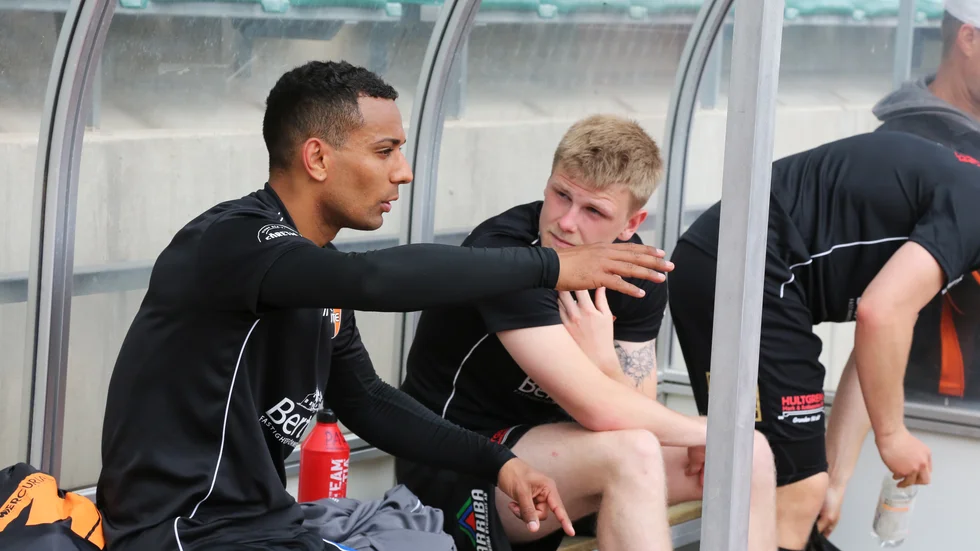 Anton Nygren (till vänster) väljer att lämna FC Gute mitt under säsongen. Här tillsammans med tidigare lagkamraten i Gute Christoffer Forsell. 