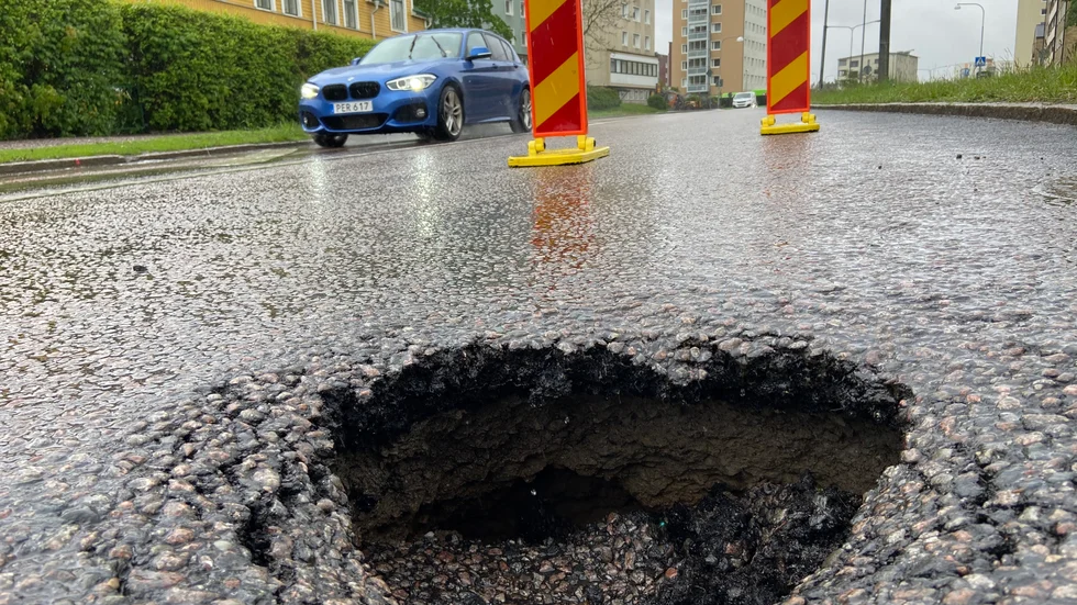 Slukhålet mäter en halvmeter i diameter och är minst lika djup.
