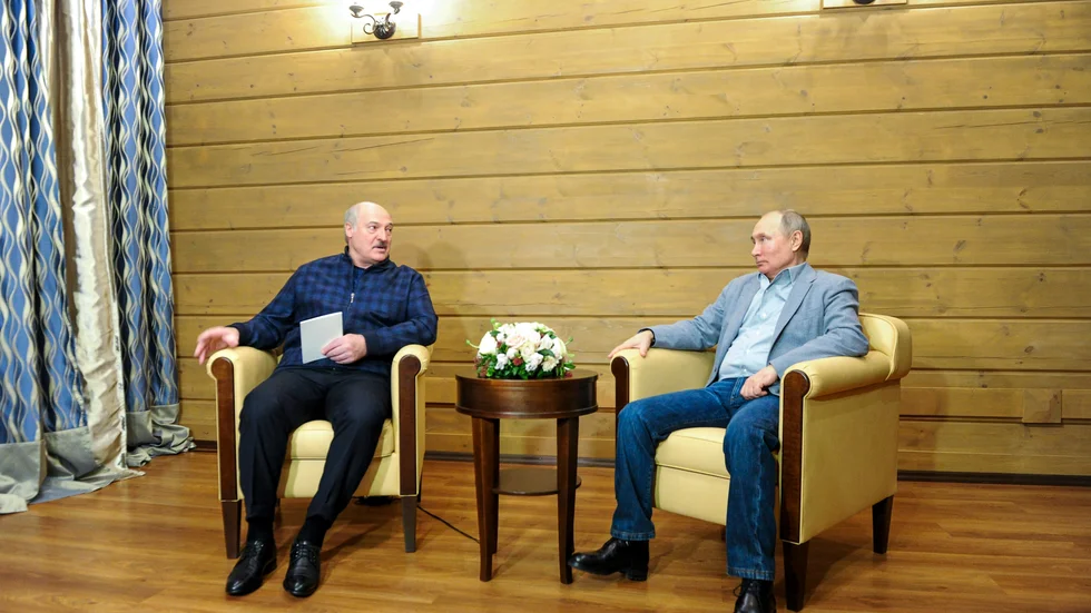 Belarus ledare Aleksandr Lukasjenko och Rysslands president Vladimir Putin i ett tidigare möte i Sotji, Ryssland. Arkivbild.