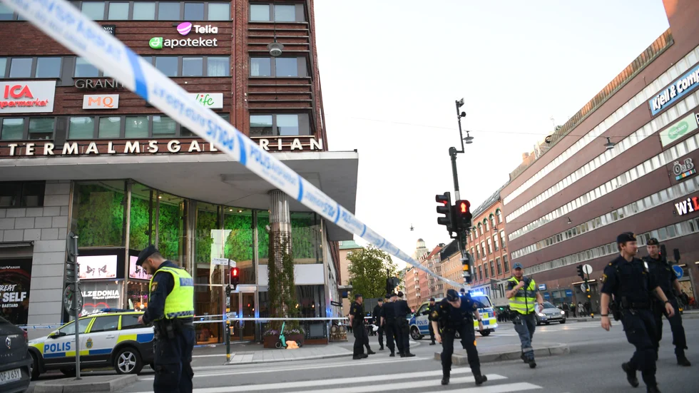 Två personer hittades skadade nära Västermalmsgallerian på Kungsholmen i Stockholm i fredags. En av dem, en man i 25-årsåldern, avled senare av sina skador.