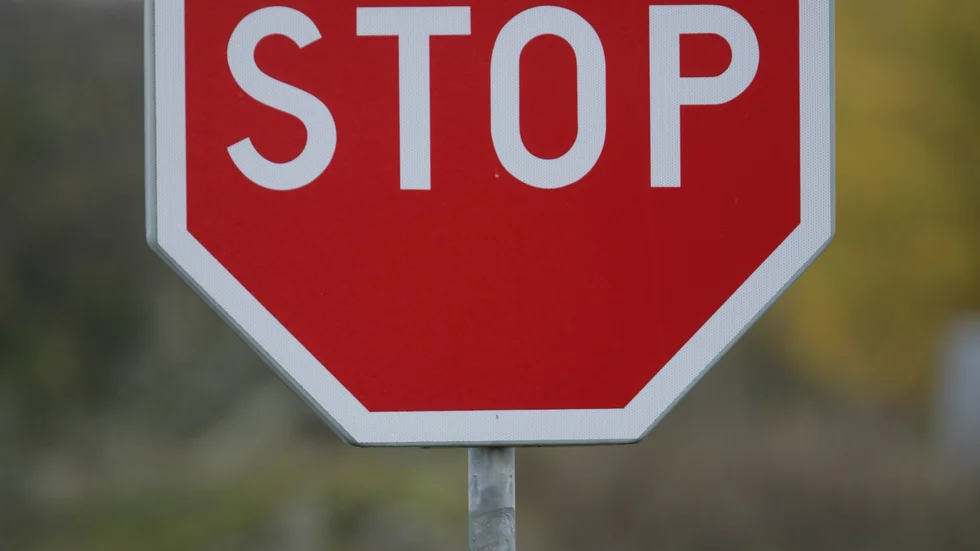 Signaturen "Ulf" undrar om stopskylten i byn Höglandsnäs har blivit osynliig. Han ser många trafikanter som inte bryr sig om att stanna innan de kör ut på E4. (Arkivbild)