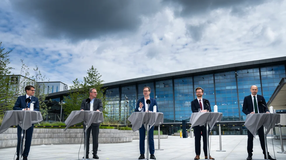 Finansminister Nicolai Wammen (S), hälsominister Magnus Heunicke (S), transportminister Benny Engelbrecht (S), samt Lars Sandahl Sørensen (Dansk Industri) och Brian Mikkelsen (Dansk Erhverv) framför Terminal 3 på Köpenhamns flygplats på fredagen.