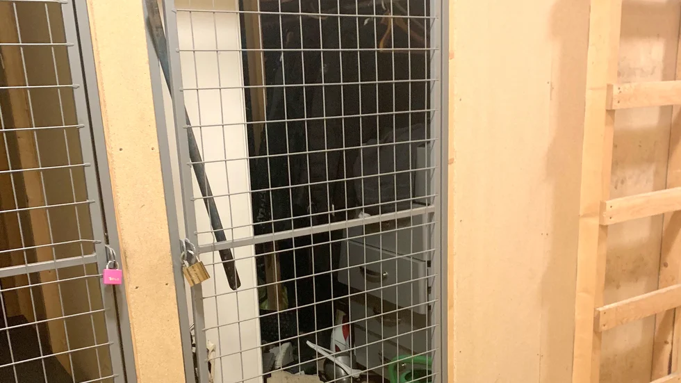 Stöldgods som påträffades vid måndagens husrannsakan kunde kopplas till inbrotten i lägenhetsförråd på Storgatan under helgen. (Arkivbild)