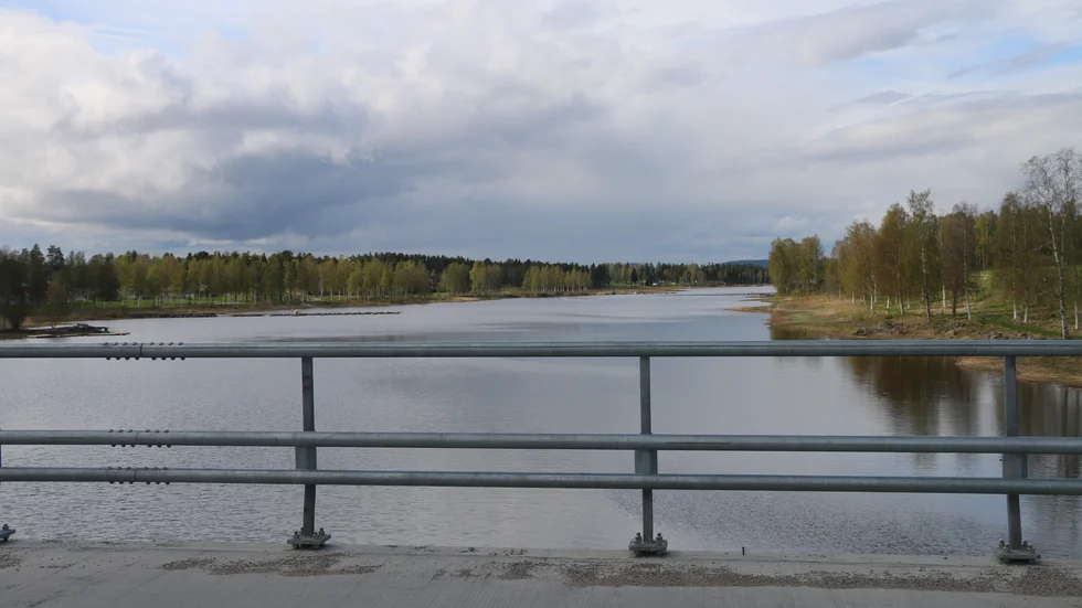 En fastighetsägare vid Fårösundet får ha kvar en bod som står på kommunens mark men ska riva en tillbyggnad och ta bort en grillplats i anslutning till boden. (Arkivbild)